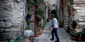 Ηλικιωμένη μπαίνει στο σπίτι της σε χωριό στη Χίο