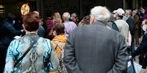 Ηλικιωμένοι στην ουρά