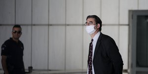 Ο Ιωάννης Τοπαλούδης με μάσκα στα δικαστήρια