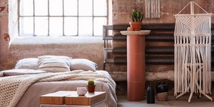 Υπνοδωμάτιο με κρεβάτι και μακραμέ