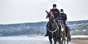 Ιππείς με μάσκα προστασίας από τον κορωνοϊό στην Τουρκία