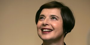 Η Ιζαμπέλα Ροσελίνι χαμογελά