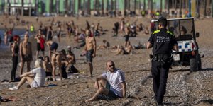 Οι παραλίες στην Ισπανία άνοιξαν μετά από δύο μήνες καραντίνας για τον κορωνοϊό