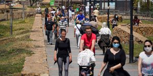 Κάτοικοι στην Ιταλία περπατούν