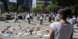 Γυναίκες με μάσκες για κορωνοϊό άφησαν λουλούδια και λούτρινα στο έδαφος στην Ιταλία