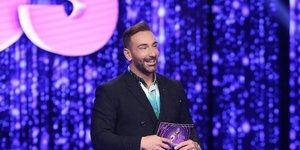 Ο παρουσιαστής της εκπομπής J2US