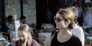 Η Τζάκι Κένεντι στο Κάπρι με χρυσή ζώνη