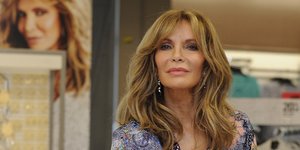 Η Ζακλίν Σμιθ με πουκάμισο και μπλε φούστα