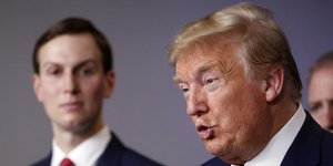 Ο πρόεδρος των ΗΠΑ, Ντόναλντ Τραμπ, με φόντο τον σύμβουλό του και σύζυγό της κόρης του Τζάρεντ Κούσνερ