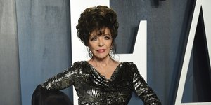 Η Τζόαν Κόλινς με τουαλέτα