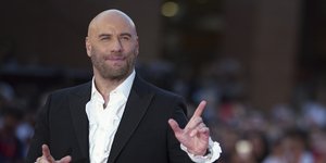 O Τζον Τραβόλτα με λευκό πουκάμισο και σακάκι