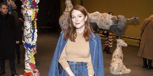 Η Τζούλιαν Μουρ με τζιν παντελόνι και τζιν σακάκι