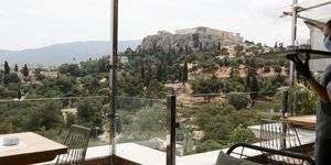 Μειώνεται ο ΦΠΑ στην εστίαση