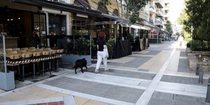 Τα καφέ περιμένουν την ώρα να ανοίξουν και πάλι στην Ελλάδα