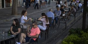 Κόσμος σε τραπεζάκια σε υπαίθριο χώρο στην Ισπανία