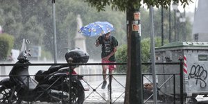 Νεαρός με ομπρέλα στη βροχή