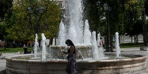 Γυναίκα με μάσκα περπατά στην πλατεία Συντάγματος