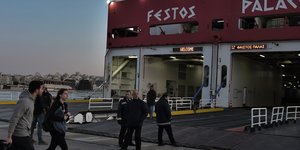 Επιβάτες ετοιμάζονται να μπουν σε πλοίο για την Κρήτη