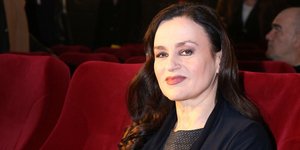 Η Καρυοφυλλιά Καραμπέτη κάθεται σε καρέκλα