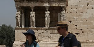 Οι Καρυάτιδες, αγέρωχες, υποδέχονται ξανά τους τουρίστες 