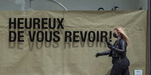 «Χαιρόμαστε που σας ξαναβλέπουμε» αναγράφεται σε βιτρίνα καταστήματος που ετοιμάζεται να ανοίξει και πάλι μετά την καραντίνα στη Γαλλία