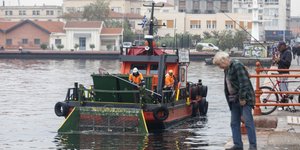 Ειδικό σκάφος καθαρίζει τον Θερμαϊκό Κόλπο