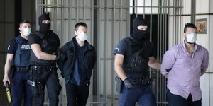 Οι δύο κατηγορούμενοι κατά τη μεταγωγή τους στο δικαστήριο -Φωτογραφία: Eurokinissi/Σωτήρης Δημητρόπουλος