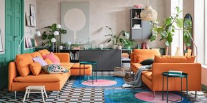 Καθιστικό με πορτοκαλί καναπέ