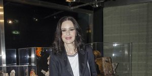 Η Κάτια Δανδουλάκη με σακάκι σε δημόσια εμφάνιση