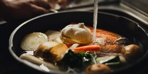 Κατσαρόλα με ζωμό από κρεμμύδι και λαχανικά 