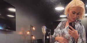 Η Κέιτι Πέρι φοράει ασημένιο φόρεμα και έχει φουσκωμένη κοιλιά 