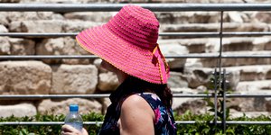 Γυναίκα με καπέλο εν μέσω καύσωνα