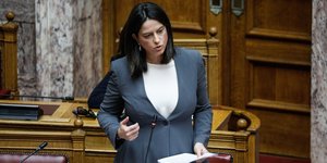 Η υπουργός Παιδείας Νίκη Κεραμέως στη Βουλή