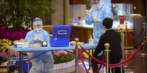 Γιατροί κάνουν έλεγχο για κορωνοϊό σε συνέδριο στην Κίνα