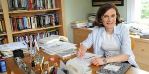 Η καθηγήτρια του ΕΚΠΑ Βάσω Κιντή στο γραφείο της/Φωτό Twitter 