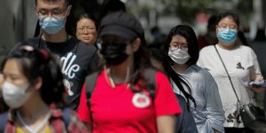 Ουρά με Κινέζες που φορούν μάσκες για τον κορωνοϊό