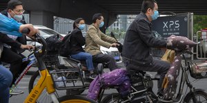 κινεζοι σε μοτοποδηλατα