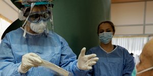 Κινητή Μονάδα του Εθνικού Οργανισμού Δημόσιας Υγείας διενεργεί τεστ για τον κορωνοϊό