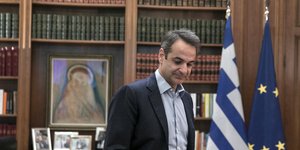 Ο πρωθυπουργός Κυριάκος Μητσοτάκης στο γραφείο του στο Μαξίμου