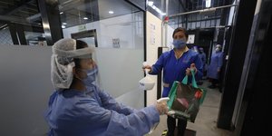 Θερμομέτρηση σε εργαζόμενη στην Κολομβία