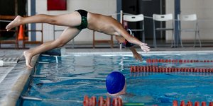 Βουτιά σε πισίνα κολυμβητηρίου