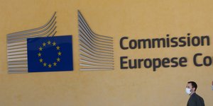 Η σημαία της ΕΕ έξω από το κτίριο όπου στεγάζεται η Κομισιόν