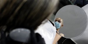 Το είδωλο κομμώτριας με μάσκα σε κομμωτήριο της Κύπρου 