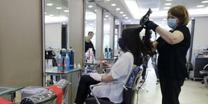 Με μάσκες, γάντια και μέτρα προστασίας από σήμερα στα κομμωτήρια