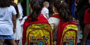 Κοριτσάκια με τσάντες στο σχολείο