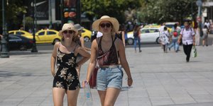 Κορίτσια με καπέλα και νερό λόγω ζεστού καιρού