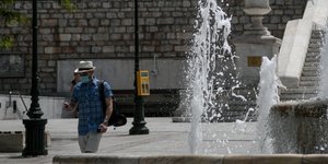 κορωνοϊός άντρας με μάσκα δίπλα σε συντριβάνι