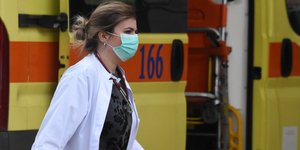 Γυναίκα με μάσκα λόγω κορωνοϊού