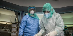 κορωνοϊός γιατροί με μάσκες