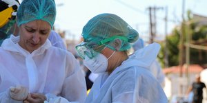 κορωνοϊός γυναίκες με στολές